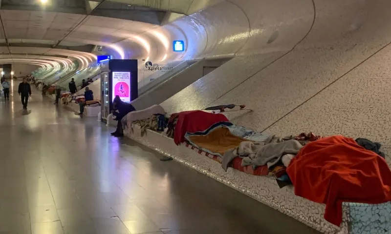 Imagem ilustrativa da imagem Sem dinheiro, brasileiros dormem na rua em Portugal em busca de nova vida