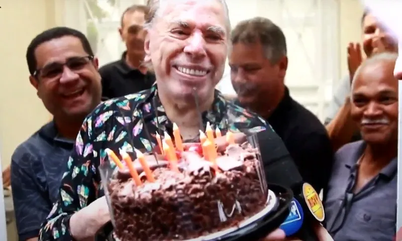 Imagem ilustrativa da imagem Silvio Santos faz rara aparição e recebe carinho de fãs em aniversário de 93 anos