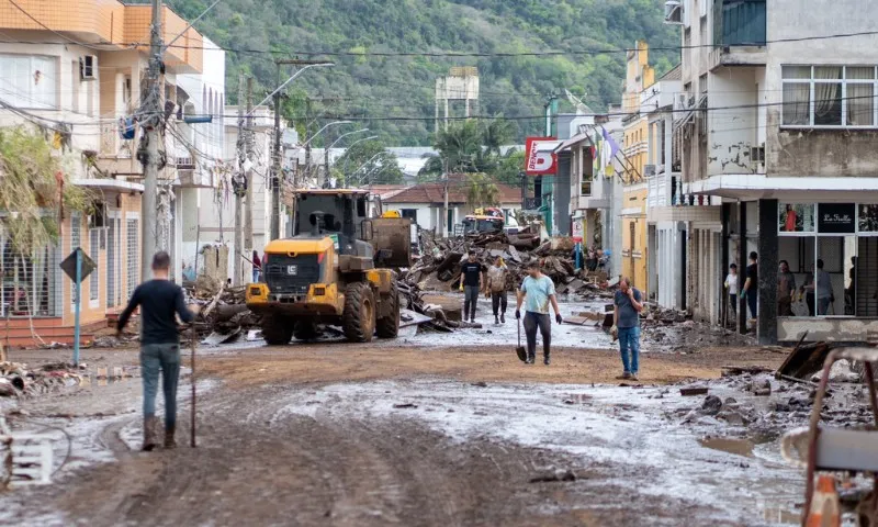 Imagem ilustrativa da imagem Sul está em alerta para tempestades, e número de desaparecidos no RS sobe para 10