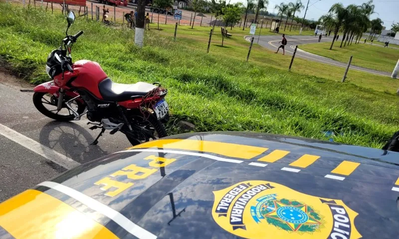 Imagem ilustrativa da imagem Suspeito é preso e moto clonada é apreendida em ação da PRF