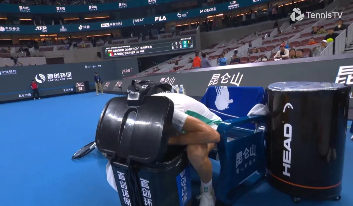 Imagem ilustrativa da imagem Tenista vomita em lixeira durante jogo, mas vence e avança no ATP de Pequim