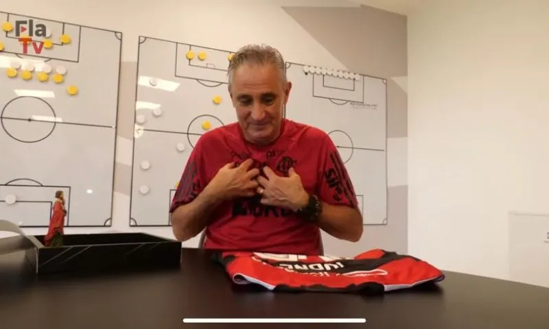 Imagem ilustrativa da imagem Tite ganha terço nas cores do Flamengo e se emociona ao lembrar da mãe