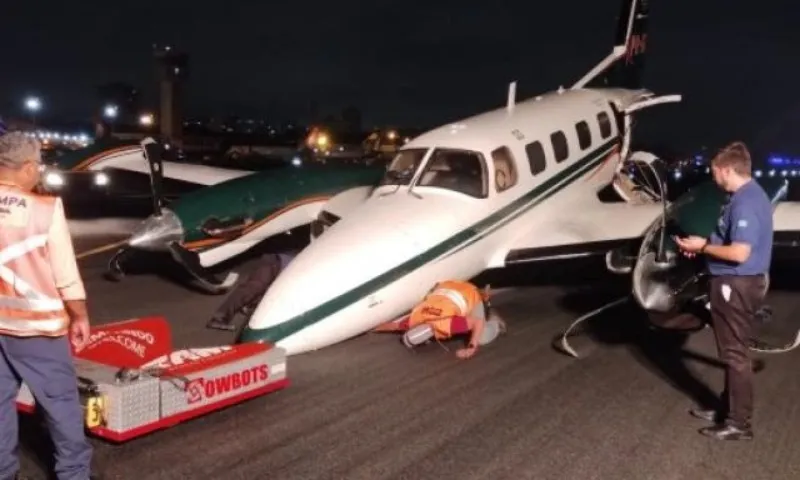 Imagem ilustrativa da imagem Trem de pouso de avião quebra na aterrissagem e Congonhas fecha por 2 horas