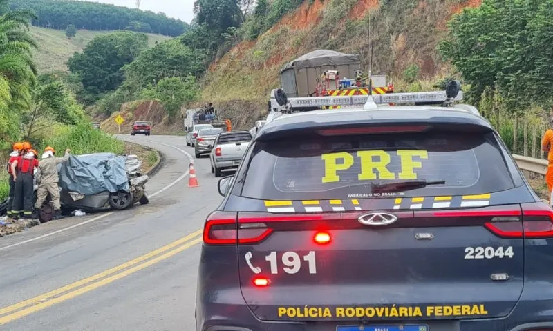 Imagem ilustrativa da imagem Três pessoas morrem em acidente entre carro e carreta na BR-259 no ES