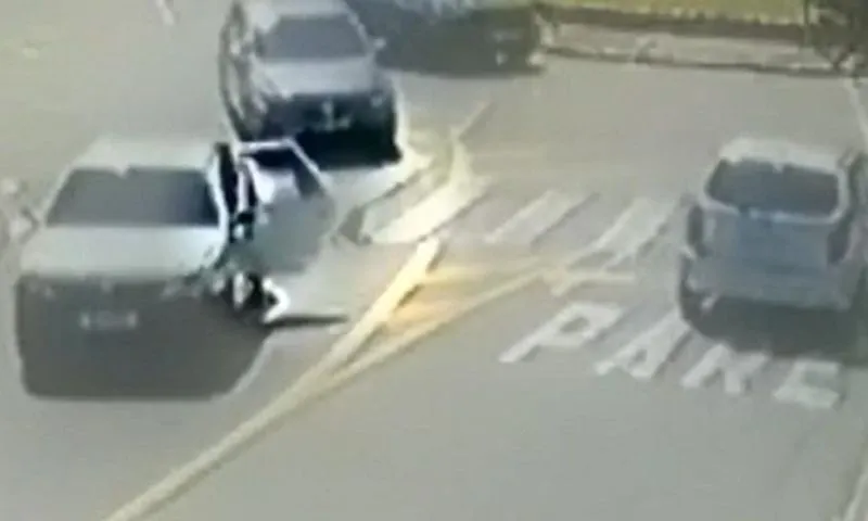Imagem ilustrativa da imagem VÍDEO | Criança cai de carro em movimento em Vinhedo
