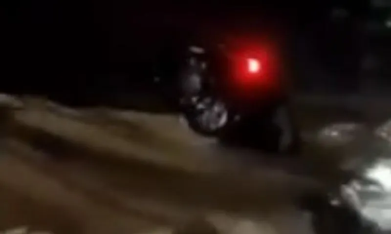 Imagem ilustrativa da imagem VÍDEO | Idosa cai com veículo em córrego e desaparece durante chuva em SP