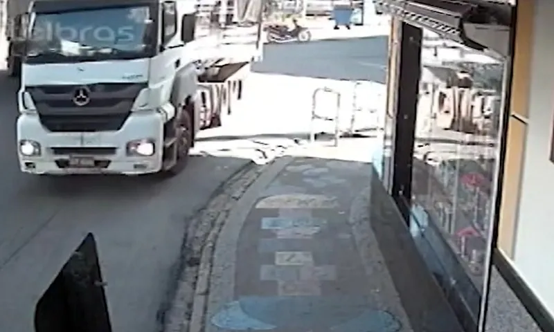 Imagem ilustrativa da imagem VÍDEO | Pneu de carreta estoura e derruba motociclista em Guaçuí