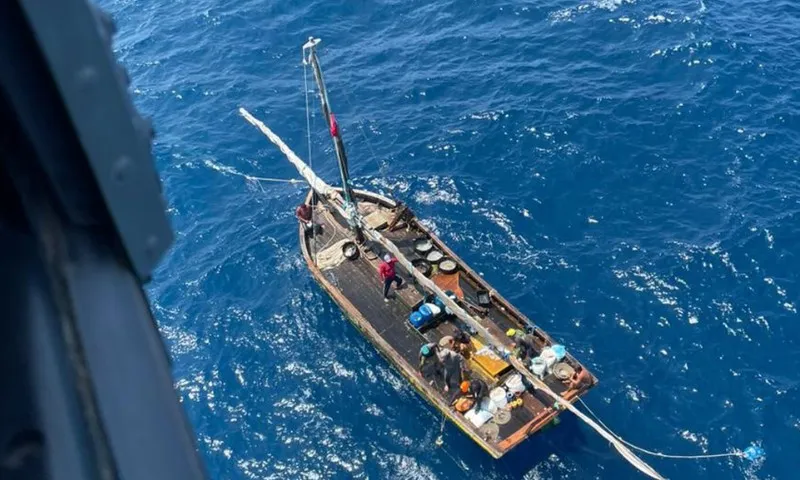 Imagem ilustrativa da imagem VÍDEO | Sete pescadores são resgatados após ficarem seis dias à deriva