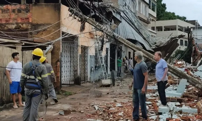 Imagem ilustrativa da imagem VÍDEOS | Temporal deixa casas destelhadas e causa prejuízos em Colatina