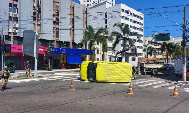 Imagem ilustrativa da imagem Van capota após ser atingida por carro em cruzamento próximo à Terceira Ponte