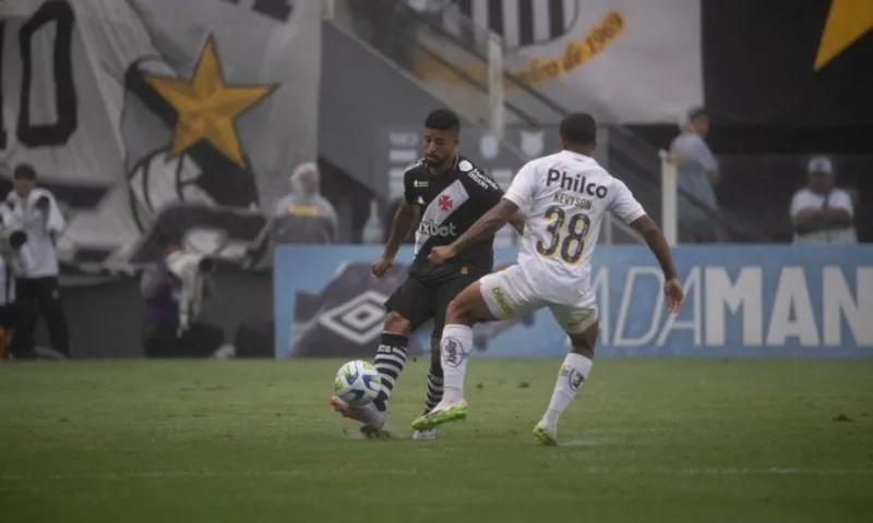 Imagem ilustrativa da imagem Vasco é goleado pelo Santos e volta à zona de rebaixamento