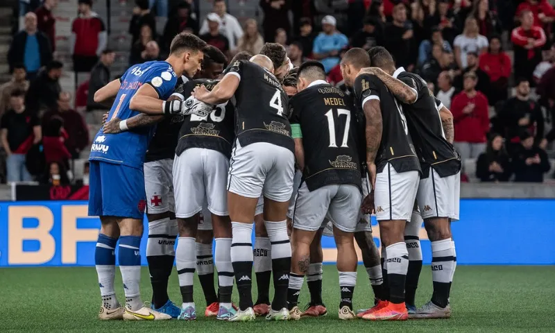 Imagem ilustrativa da imagem Vasco empata com Athletico e fica fora da zona de rebaixamento nesta rodada