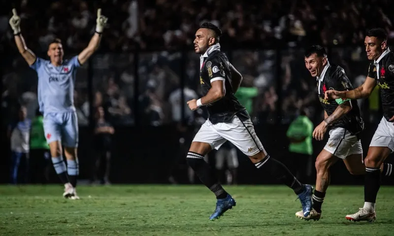 Imagem ilustrativa da imagem Vasco vence América-MG com golaço de Payet e respira na luta contra o rebaixamento