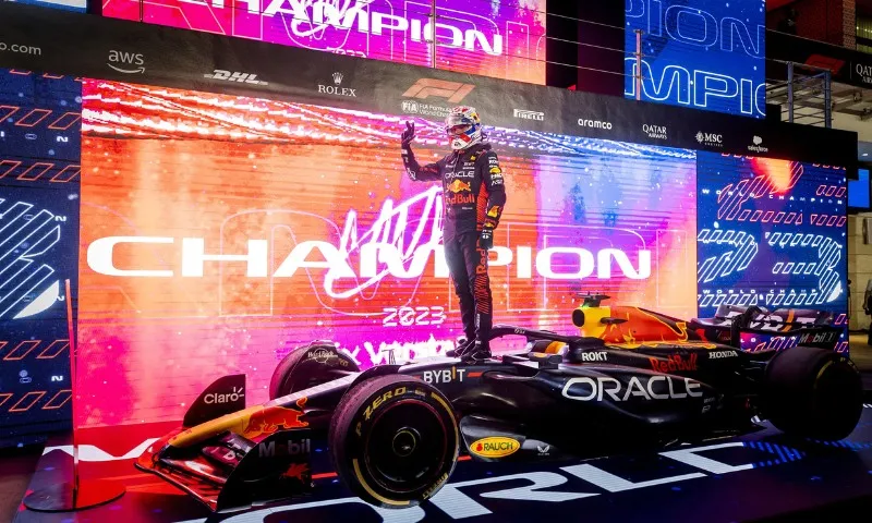 Imagem ilustrativa da imagem Verstappen é tricampeão mundial de Fórmula 1 em corrida sprint caótica