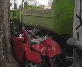 Imagem ilustrativa da imagem VÍDEO: Acidente grave entre um caminhão da prefeitura e um carro deixa dois mortos