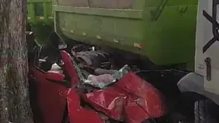 Imagem ilustrativa da imagem VÍDEO: Acidente grave entre um caminhão da prefeitura e um carro deixa dois mortos