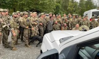 Imagem ilustrativa da imagem Foto de policiais ao lado de Cavalcante seria considerada irregular no Brasil