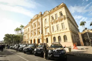 Imagem ilustrativa da imagem Governo de Pernambuco entrega 44 novas viaturas à Polícia Civil