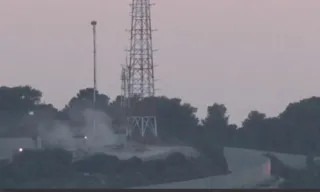 Imagem ilustrativa da imagem Imagens ao vivo mostram momento em que imprensa é atingida por bombardeio