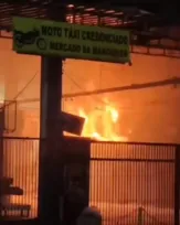 Imagem ilustrativa da imagem Incêndio atinge Mercado das Mangueiras, em Prazeres, na noite desta terça