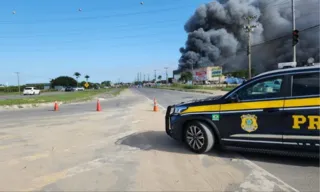 Imagem ilustrativa da imagem Incêndio em fábrica da Cacau Show: pista da BR-101 é interditada em Linhares