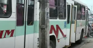Imagem ilustrativa da imagem Mulher de 20 anos morre ao colocar cabeça para fora de ônibus e bater em poste