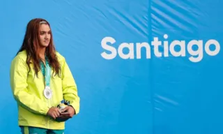 Imagem ilustrativa da imagem Pan 2023: Mafê Costa ganha a medalha de prata no 200m livre