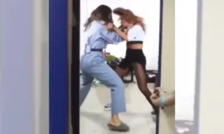Imagem ilustrativa da imagem VÍDEO | Ivete Sangalo e Anitta 'brigam' em bastidores de programa