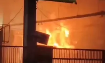 Imagem ilustrativa da imagem Incêndio atinge Mercado das Mangueiras, em Prazeres, na noite desta terça