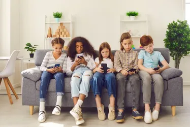 Imagem ilustrativa da imagem 54,8% das crianças e dos adolescentes de 10 a 13 anos têm celular no Brasil