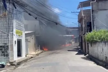 Imagem ilustrativa da imagem A voz do fogo e do silêncio: mais um incêndio de ônibus no Recife