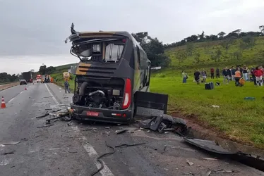 Imagem ilustrativa da imagem Acidente com ônibus em MG deixa ao menos 2 mortos e mais de 30 feridos