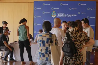 Imagem ilustrativa da imagem Adesão de eleitores argentinos no Brasil repete primeiro turno, diz embaixada