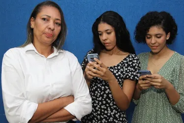 Imagem ilustrativa da imagem Adolescentes olham celulares mais de 100 vezes por dia