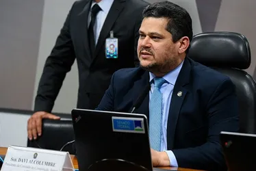 
          Imagem ilustrativa da imagem Alcolumbre planeja sabatina unificada para Dino e Gonet
          