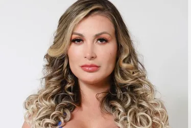 Imagem ilustrativa da imagem Andressa Urach pede perdão por seus pecados após raio atingir avião