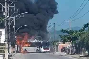 Imagem ilustrativa da imagem Ao menos 35 ônibus são incendiados após morte de líder da maior milícia do RJ