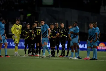 Imagem ilustrativa da imagem Apagões em estádio suspendem Botafogo x Athletico; partida terminará neste domingo