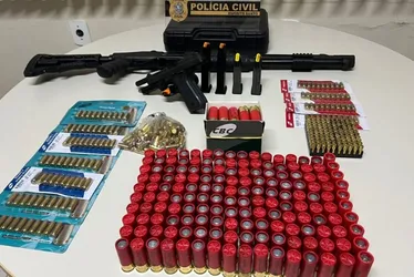 Imagem ilustrativa da imagem Após ameaçar a ex-namorada, homem tem armas apreendidas pela polícia no ES
