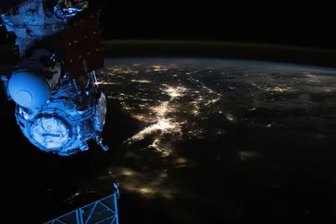 Imagem ilustrativa da imagem Astronautas deixam "cair" maleta com ferramentas durante caminhada no espaço
