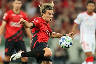 Imagem ilustrativa da imagem Athletico supera lesão de Vitor Roque, bate Inter no fim e tira o Flamengo do G6