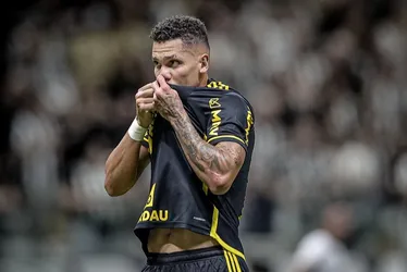 Imagem ilustrativa da imagem Atlético-MG vence com brilho de Paulinho, e Botafogo vê vantagem cair