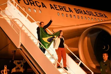 Imagem ilustrativa da imagem Avião da FAB com 211 brasileiros resgatados em Israel pousa em Brasília