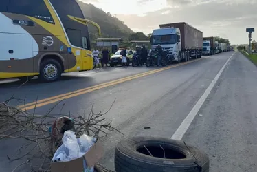 Imagem ilustrativa da imagem BR-101 na Serra é totalmente fechada por moradores em protesto por ônibus