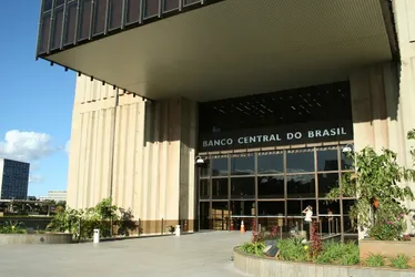 
          Imagem ilustrativa da imagem Bancos salivam com “presente” de R$ 730 bilhões
          