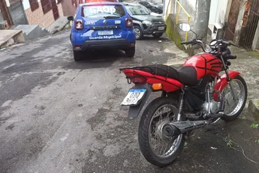 Imagem ilustrativa da imagem Bandidos utilizam fita adesiva para adulterar placa de moto furtada em Vitória