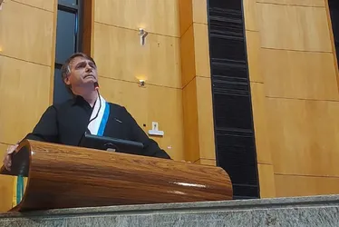Imagem ilustrativa da imagem Bolsonaro recebe homenagem na Assembleia Legislativa do ES