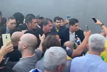 Imagem ilustrativa da imagem Bolsonaro tenta ir para shopping e causa tumulto em Vitória