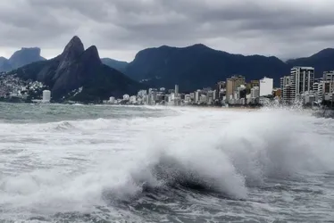 Imagem ilustrativa da imagem Bombeiros buscam jovem desaparecido no mar em dia de ressaca no Rio