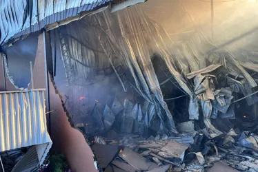 Imagem ilustrativa da imagem Bombeiros continuam combate às chamas na fábrica da Cacau Show em Linhares
